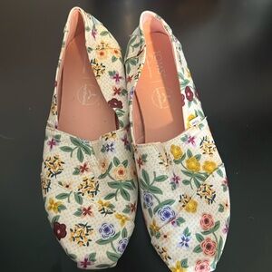 Women’s floral Tom’s great for any season